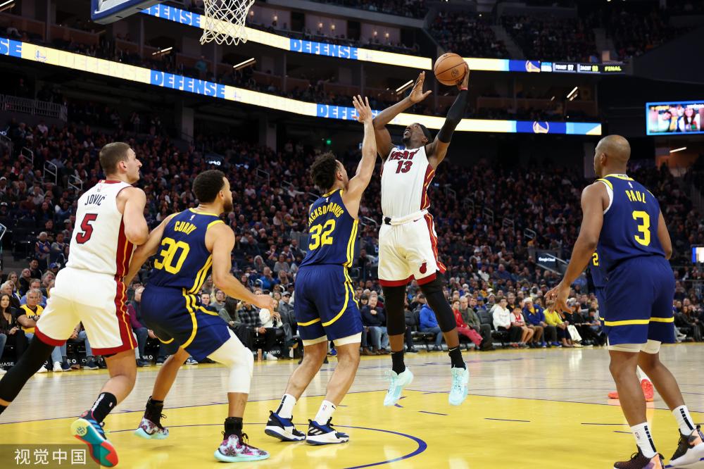 两队在场上 两队在场上